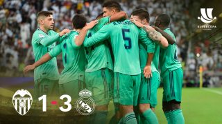 Los jugadores del Real Madrid celebran la victoria ante el Valencia en la Supercopa.