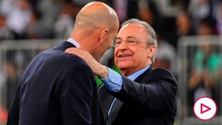 Florentino Pérez felicita a Zidane tras ganar la Supercopa de España. (AFP)
