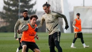 Bale, conduciendo un balón ante la atenta mirada de Odriozola. (realmadrid.com)