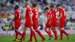 Los jugadores del Sevilla abandonan el Santiago Bernabéu en la 17-18 tras perder 7-3 ante el Real Madrid (Getty).