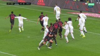 Gudelj bloquea a Militao y el árbitro anula el gol de De Jong. (Captura de pantalla)