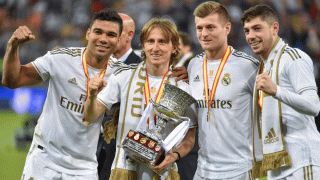 Casemiro, Modric, Kroos y Valverde posan con la Supercopa (AFP)