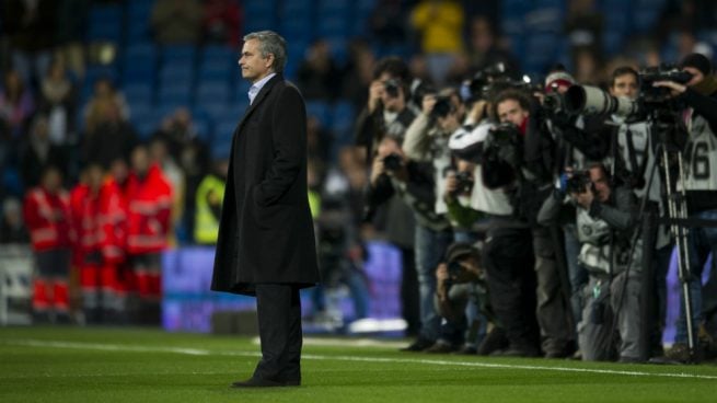 Mourinho, solo en el césped del Bernabéu.