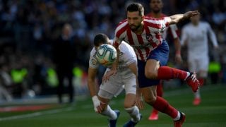 Felipe pelea un balón con Karim Benzema durante el Real Madrid – Atlético. (AFP)