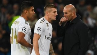 Zidane da instrucciones a Casemiro y Kroos. (AFP)
