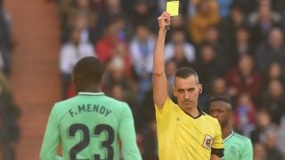 Ferland Mendy ve una cartulina amarilla. (Getty)