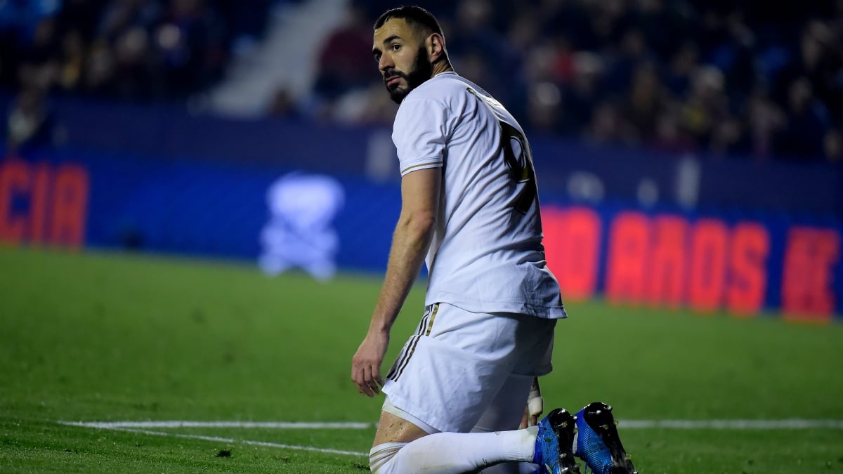 Benzema se lamenta tras una ocasión ante el Levante (AFP).