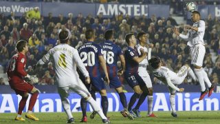 Casemiro cabecea en un córner en el Levante-Real Madrid (Getty)