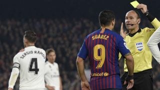 Mateu Lahoz amonesta a Luis Suárez en un Clásico. (AFP)