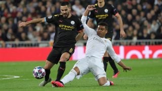 Casemiro intenta robar un balón a Gundogan. (EFE)