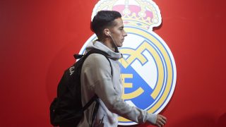 Lucas Vázquez con el escudo del Real Madrid de fondo. (Getty)