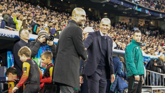Guardiola y Zidane se saludan antes del Real Madrid - Manchester City (Foto: Enrique Falcón)