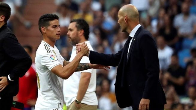 James Rodríguez y Zidane se dan la mano (EFE).