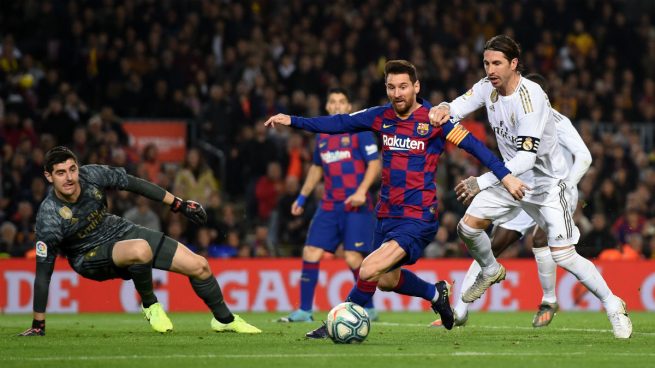 Courtois, Messi y Ramos durante una acción en el Clásico de la primera vuelta (Getty).