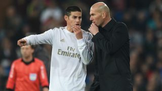 James Rodríguez conversa con Zinedine Zidane en su último partido de blanco. (Getty)