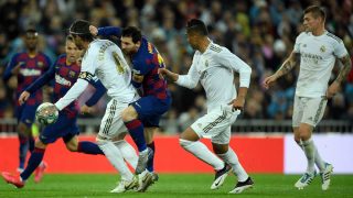 Messi trata de controlar el balón en el Real Madrid-Barcelona. (AFP)