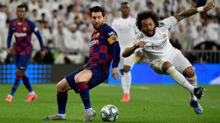 Leo Messi y Marcelo pelean por un balón. (AFP)