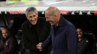 Zidane y Setién se saludan antes del Clásico (EFE).