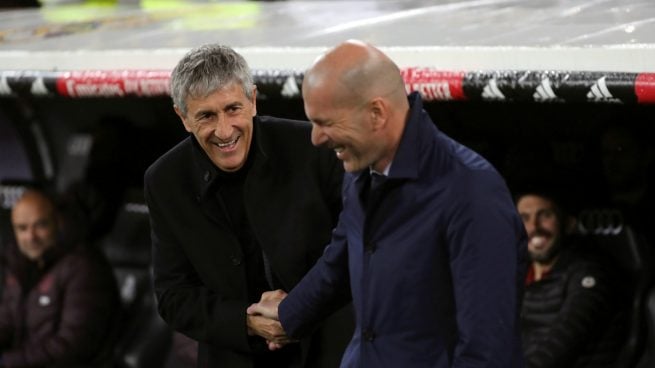 Zidane y Setién se saludan antes del Clásico (EFE).