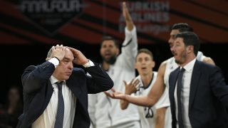 Pablo Laso se lamenta en un partido del Real Madrid de baloncesto. (AFP)