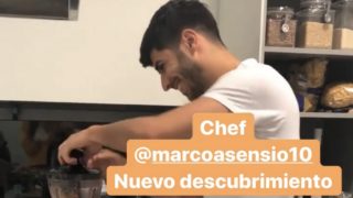 Marco Asensio, cocinando en su casa. (@ssandragaral)