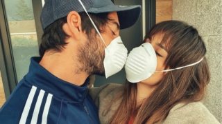 Isco y Sara Sálamo se besan con las mascarillas puestas.