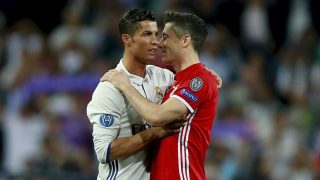 Cristiano Ronaldo y Robert Lewandowski tras un partido entre Real Madrid y Bayern de Múnich. (Getty)