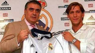 Michel Salgado y Lorenzo Sanz posan durante la presentación del gallego con el Real Madrid. (Instagram)