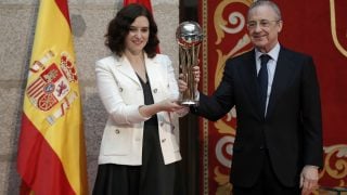 Isabel Díaz Ayuso y Florentino Pérez durante la visita del Real Madrid a la Comunidad de Madrid tras conquistar la Copa del Rey de baloncesto. (Getty)