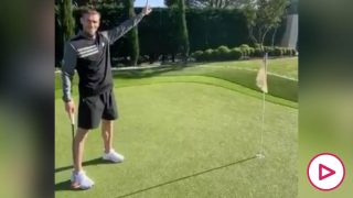 Bale muestra sus habilidades con los palos de golf.