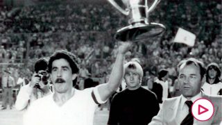 Goyo Benito celebra un título con el Real Madrid.