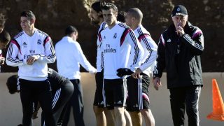 James y Gareth Bale durante un entrenamiento de Carlo Ancelotti en el Madrid. (AFP)
