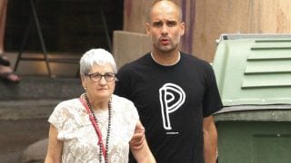 Pep Guardiola, junto a su madre.