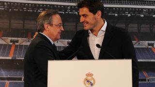 Casillas junto a Florentino Pérez el día de su despedida del Real Madrid. (Getty)