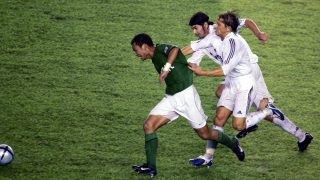 Michel Salgado y Pablo García persiguen a un rival. (Getty)