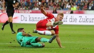 Haaland y Varane, en el partido que enfrentó al Real Madrid y al Salzburgo. (AFP)