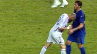 Zinedine Zidane da el famoso cabezazo a Materazzi en la final del Mundial de 2006. (AFP)