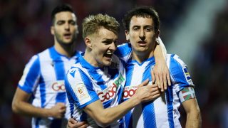 Odegaard y Oyarzabal celebran un gol de la Real Sociedad (Getty).