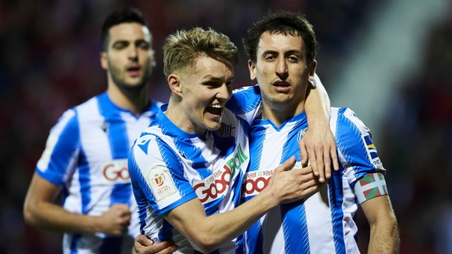 Odegaard y Oyarzabal celebran un gol de la Real Sociedad (Getty).