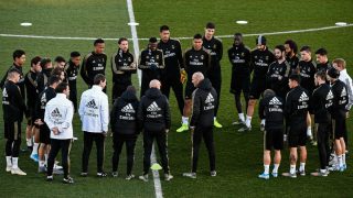 Zidane da instrucciones a sus jugadores antes de un entrenamiento. (AFP)