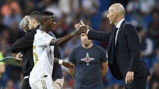 Vinicius saluda a Zidane. (AFP)