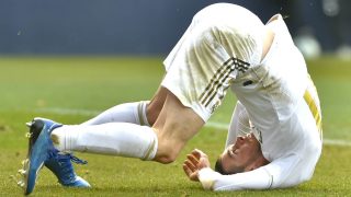 Gareth Bale, por los suelos en un partido del Real Madrid. (AFP)