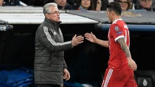 James Rodríguez saluda a Heynckes tras ser sustituido en el Bernabéu. (AFP)