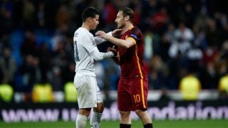 Totti se abraza con James Rodríguez en un partido ante el Real Madrid. (Getty)