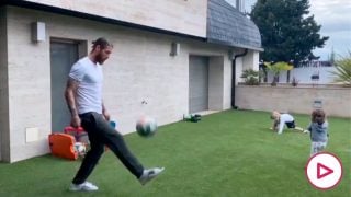 Sergio Ramos y sus hijos ‘entrenando’ en casa.