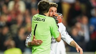 Iker Casillas habla con Sergio Ramos durante la final de la Champions en la que el Real Madrid ganó la Décima. (Getty)