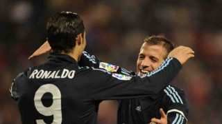 Ronaldo y Van der Vaart se abrazan. (Getty)