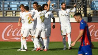Los jugadores del Real Madrid celebran un gol frente al Eibar. (AFP)