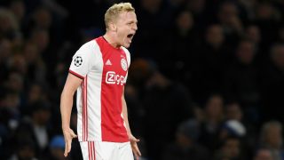 Van de Beek celebra un gol con el Ajax. (Getty)