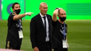 Zidane, junto a su cuerpo técnico, ante el Eibar (AFP).